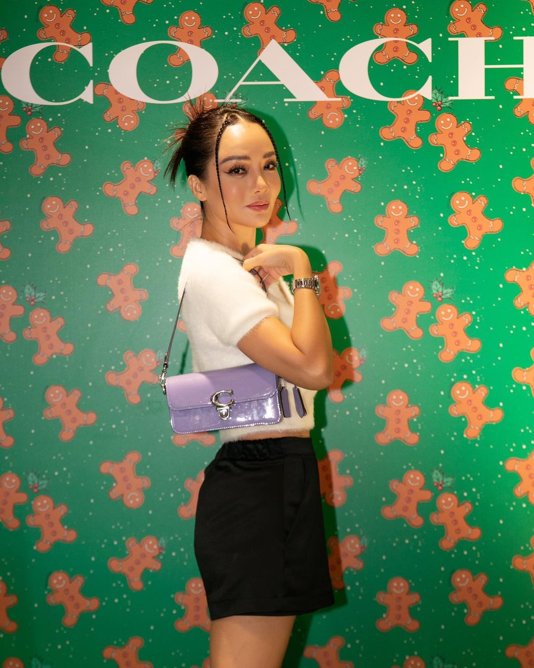 CEO Mai Son appeared on the party night in a youthful style with a fancy purple color Coach design