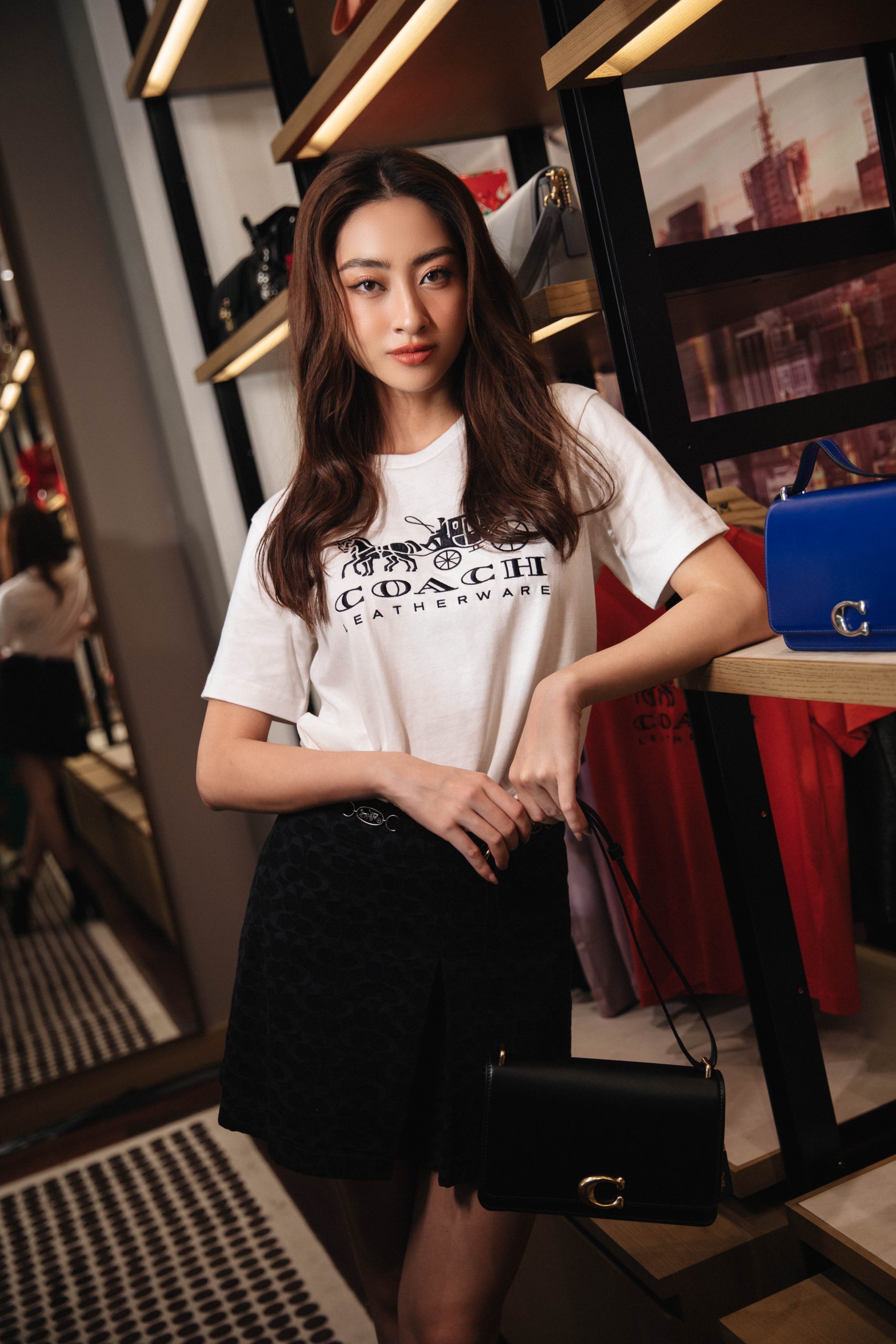 Meanwhile, Miss Luong Thuy Linh with a youthful style when mixing a T-shirt with a characteristic logo and a short skirt showing off her long legs